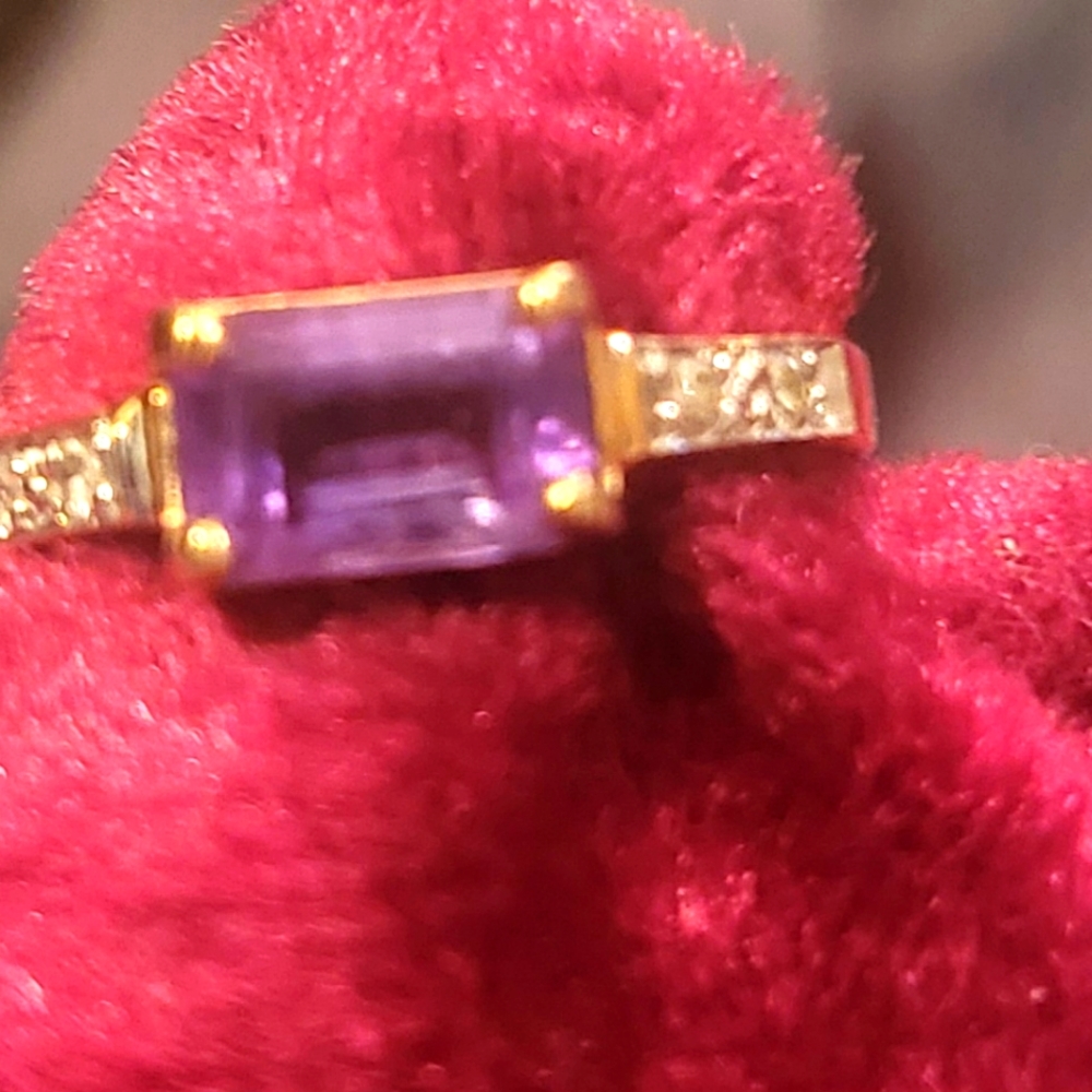 Beautiful little antique amethyst pinky ring with 2 diamonds on each side